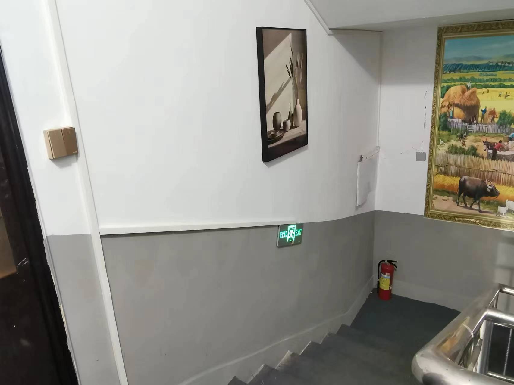 消防安全出口和逃生方向疏散指示