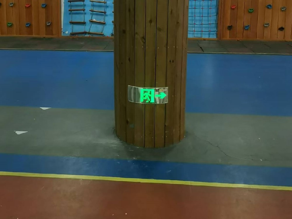 弧形消防应急疏散指示灯牌+集中电源安装