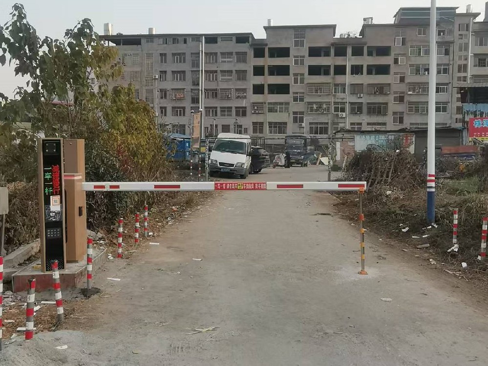 万载县株潭镇景扬公祠停车场停车收费系统安装调试停车扫码缴费。